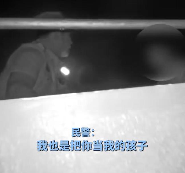 小伙坐楼顶边缘 民警劝解 温情对话挽救生命