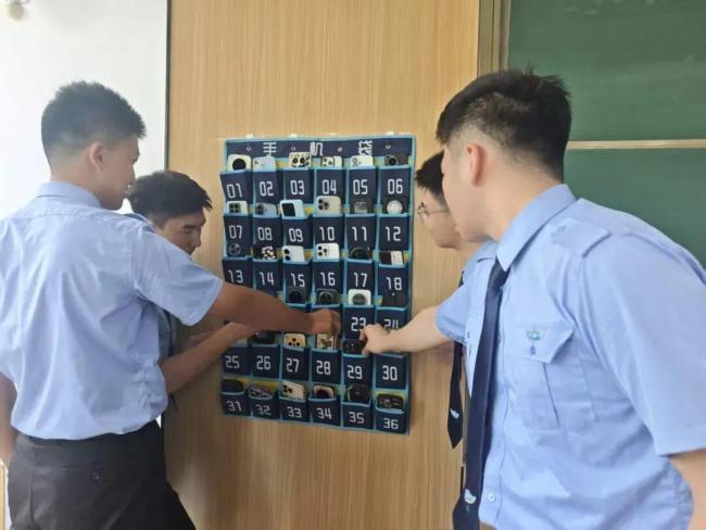 大学课堂收得走手机收不走人心 培养自律关键一步