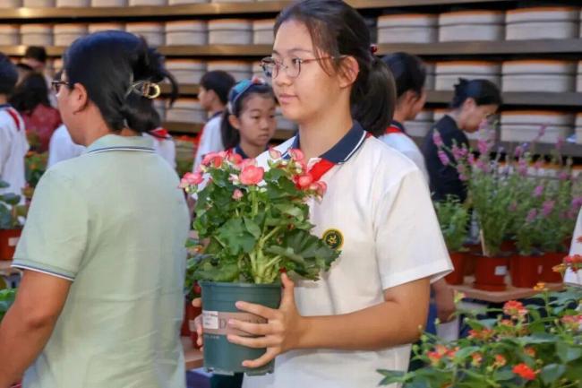 北京小学生种的鲜花将扮靓长安街 汇聚市民心意祝福祖国