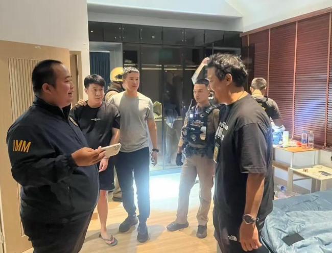 在泰遭囚禁女子身穿睡衣神情惊恐 同胞诱骗囚禁悲剧