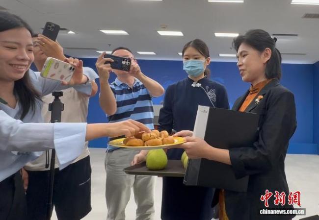 国台办发言人请现场记者吃柚子