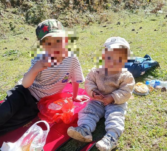 两兄妹遭蜂群蛰死父亲称被告人翻供 庭审持续近10小时