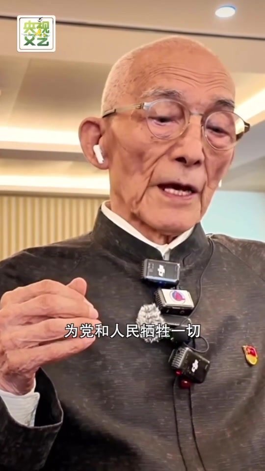 曾被算命断言活不过13岁,92岁在党旗下宣誓入党,游本昌今晨在北京去世丨贵圈人物 演艺生涯70余载