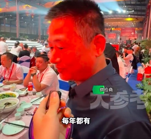 45岁父亲关掉凉皮店专职照顾脑瘫女儿 每天边唱边跳陪女儿做康复训练