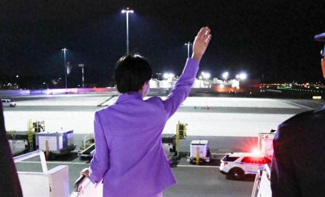 高市早苗返回日本:不管有人没人先向空气挥个手,笑着缓缓走下舷梯