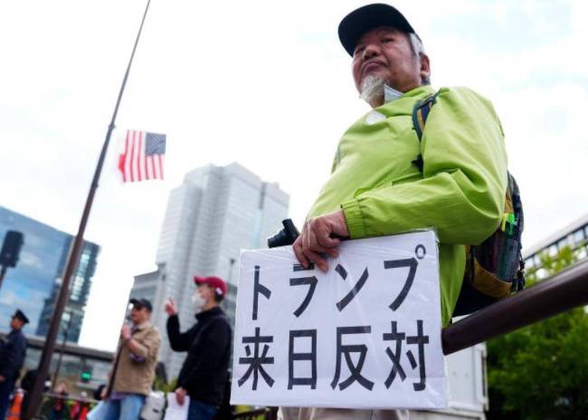 高市早苗返回日本:不管有人没人先向空气挥个手,笑着缓缓走下舷梯 尴尬的“空气欢迎仪式”
