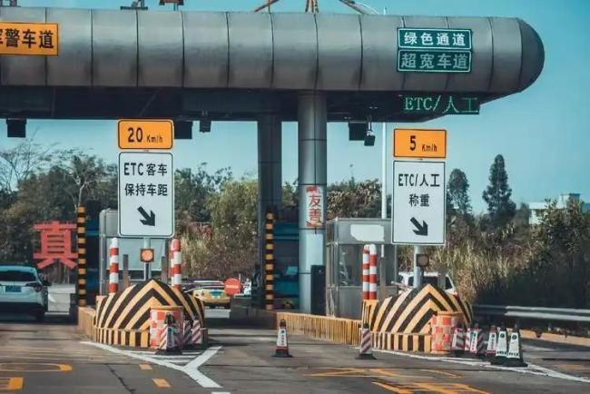 国庆小客车上高速免费 时间点决定是否免费