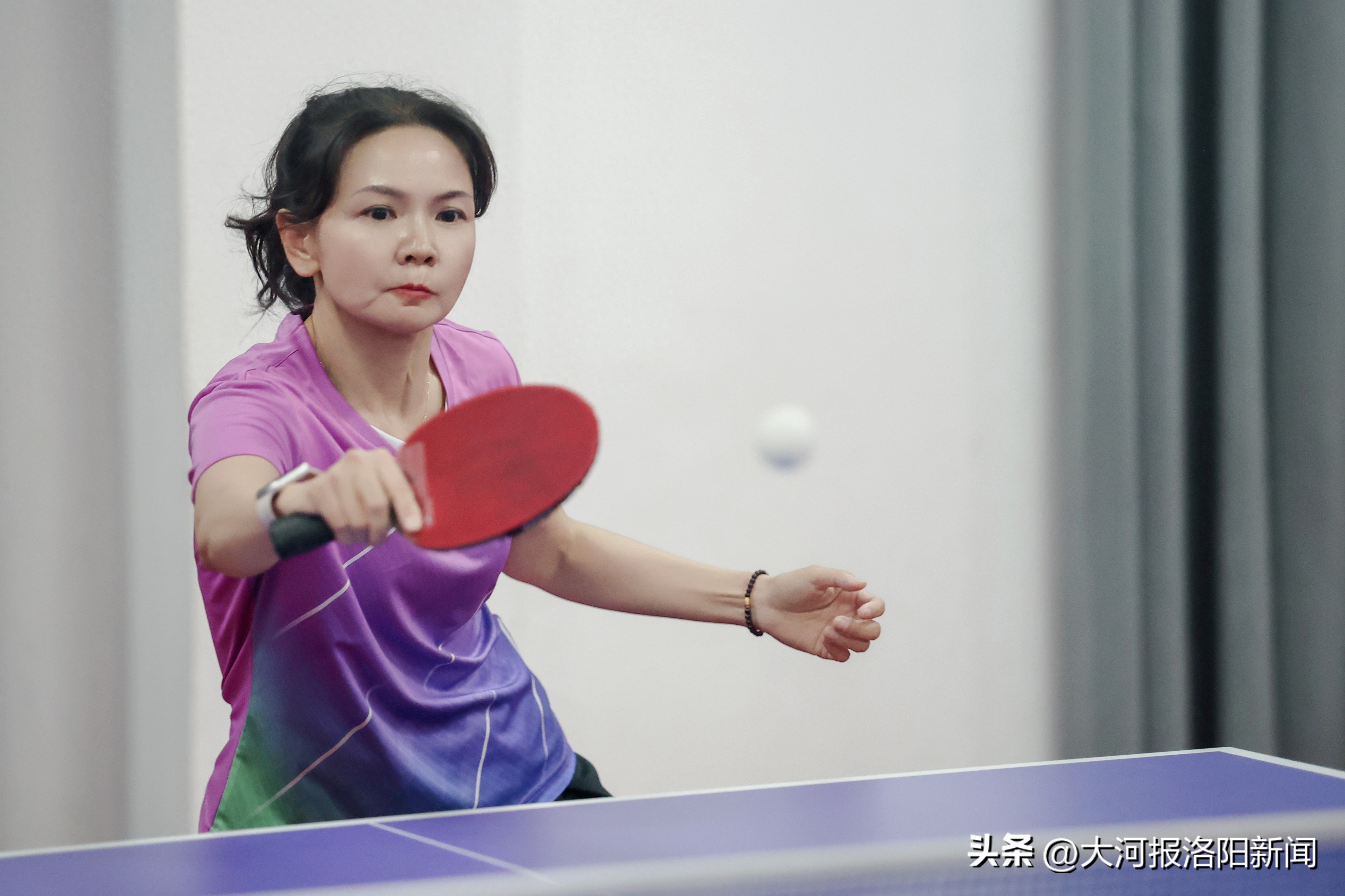 洛阳女教师坚持打乒乓球20年,体重常年保持在80多斤,她给别人说自己51岁了,居然没人信