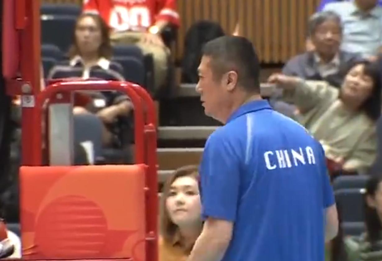 王奥芊为赵勇戴金牌!两次挑战+终局换人成妙手 亚锦赛折戟致蜕变