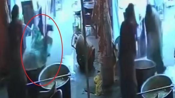 印度女子脸朝下跌入汤锅身亡