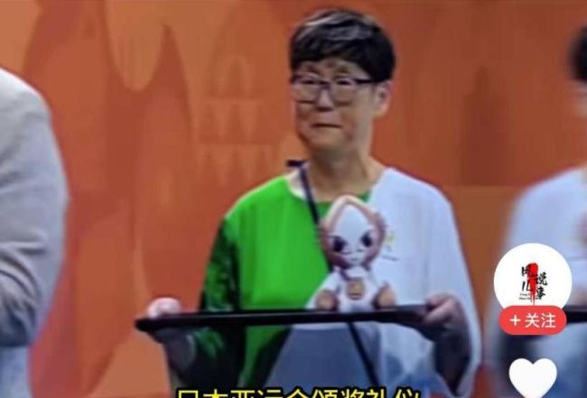 于子迪展示奖牌：金灿灿的像月饼，颁奖画风逗乐全场