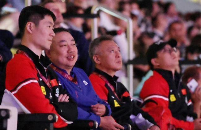 刘国梁现场观战亚运乒乓男团决赛 老熟人重逢共话乒乓未来