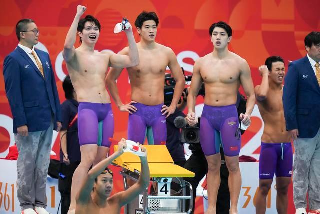 男子4×100米自由泳接力中国队卫冕 潘展乐三金闪耀