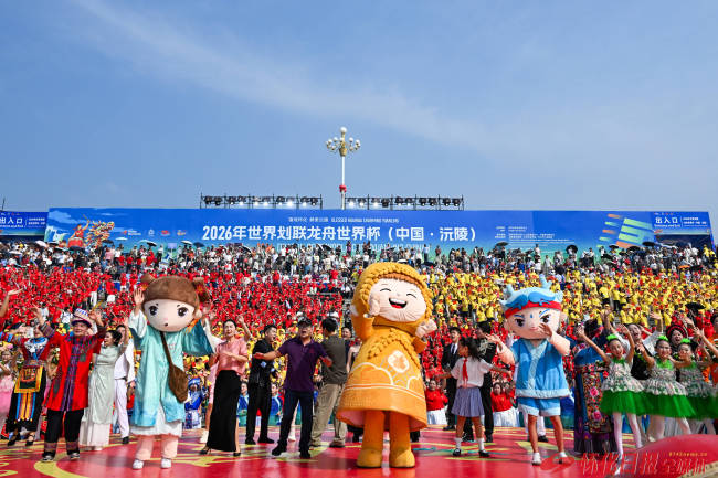 湖南沅陵传统龙舟赛开幕