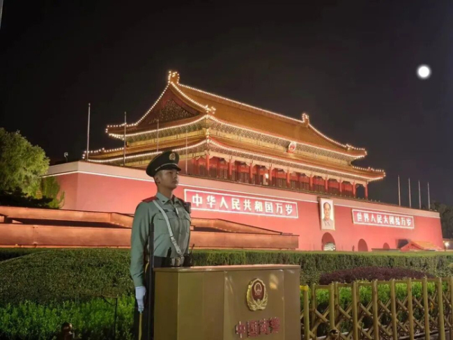 中秋节致敬守护万家灯火的子弟兵