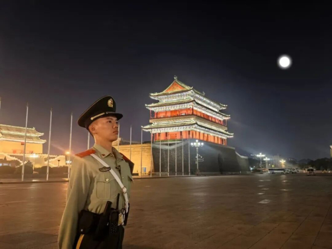 中秋节致敬守护万家灯火的子弟兵 月光下的坚守与团圆