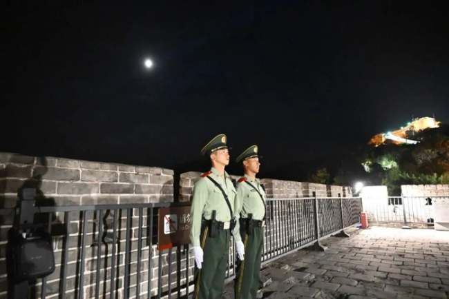 中秋节致敬守护万家灯火的子弟兵 月光下的坚守与团圆