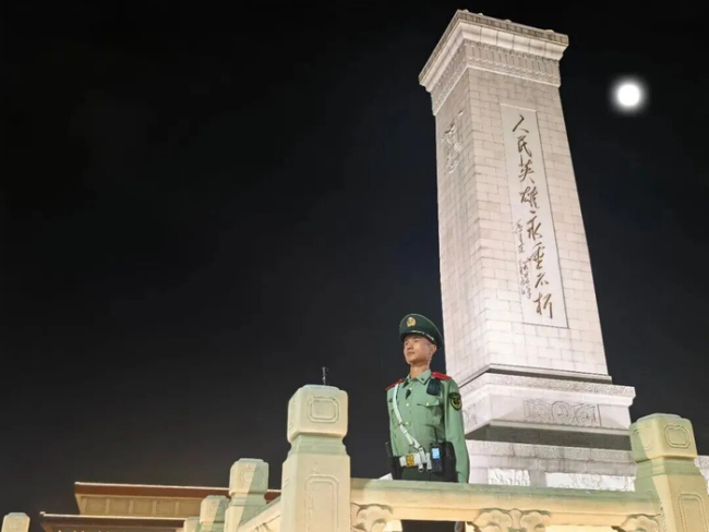 中秋节致敬守护万家灯火的子弟兵 月光下的坚守与团圆