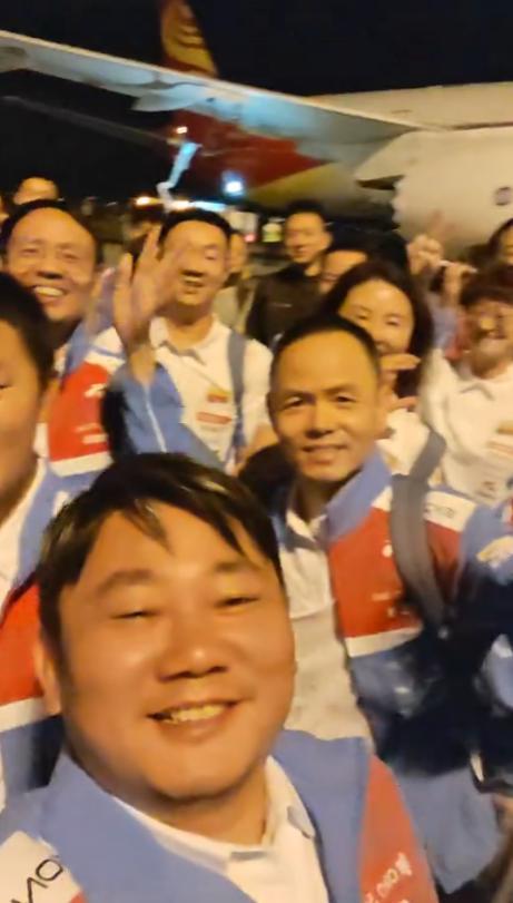 张雪包机带200人赴意大利观赛