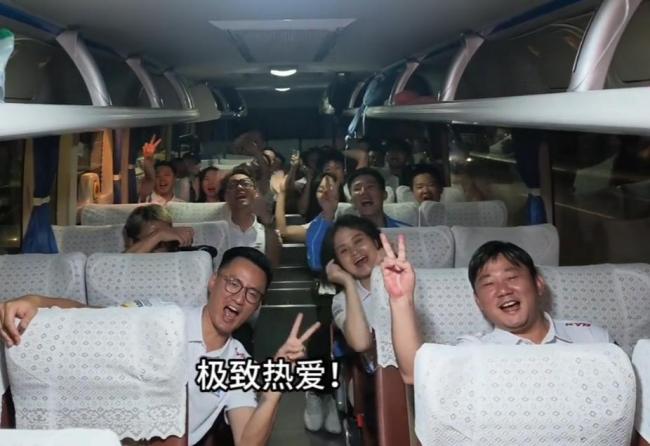 张雪包机带200人赴意大利观赛 承诺兑现引发热议