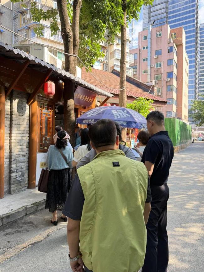 成都峨影厂的包子火了 排队抢购成常态