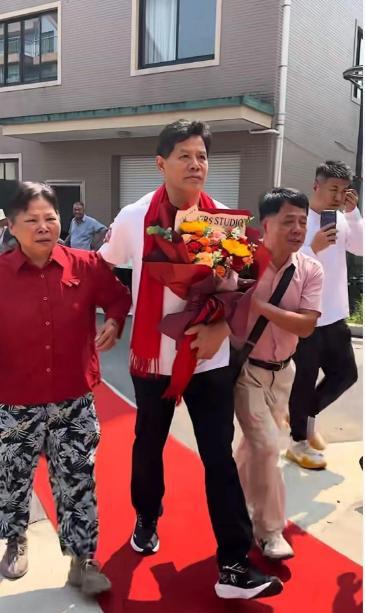 时隔58年认亲兄弟身高反差明显 饮食差异造就身高差距