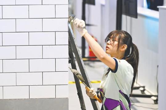 “瓷砖贴面女孩”戴心怡走红赛场 工匠精神获赞