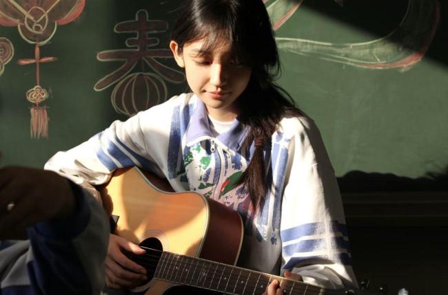 英语书中“抱吉他女孩”爆火