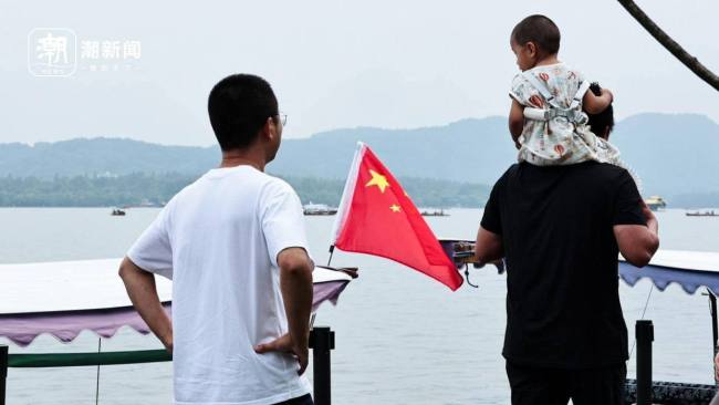 西湖游船悬挂国旗喜迎国庆 湖面涌动“中国红”