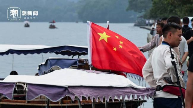 西湖游船悬挂国旗喜迎国庆