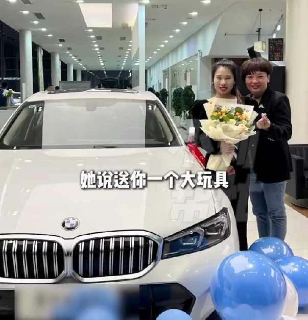 女老板奖励优秀员工每人一辆宝马车