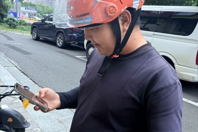 “00后”外卖骑手中秋在宁波拼命跑单 为妹妹攒画材