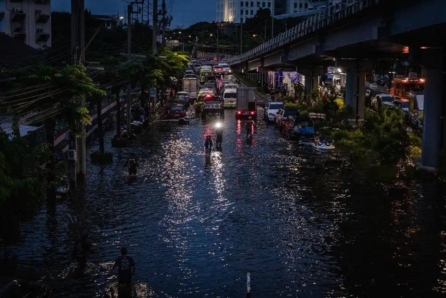 暴雨连降三天,曼谷成洪水灾区
