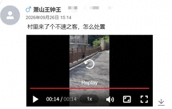猴子闯入杭州萧山一村庄， 打着哈欠闲逛，松弛感满满！