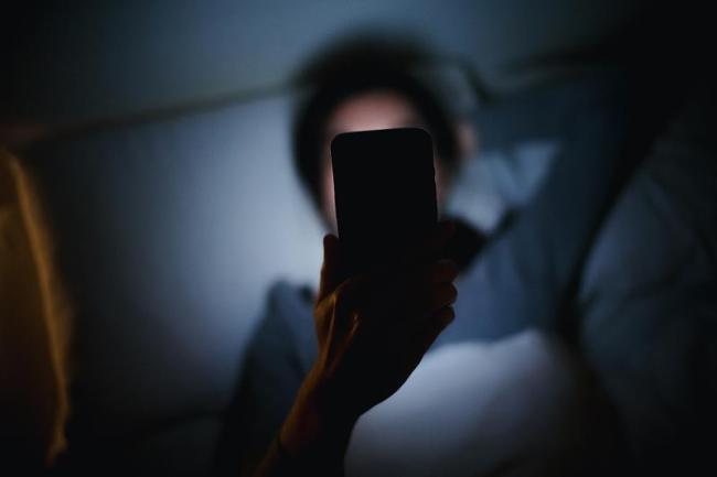 半夜醒来为啥别看手机和时间 看一眼时间毁了下半夜