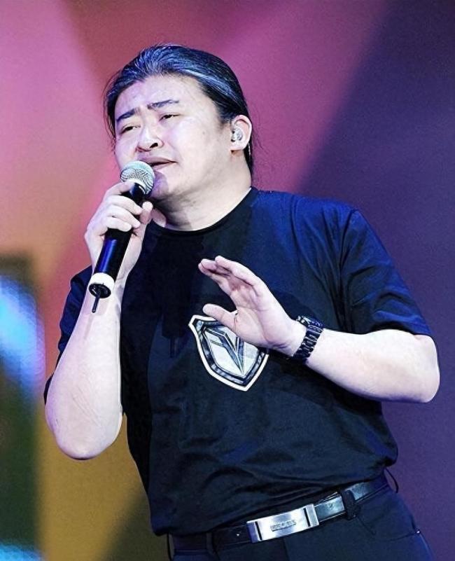 刘欢一辈子没签过唱片公司,曾两度签订个人唱片合约,本质是长期保持独立身份并自主持有版权