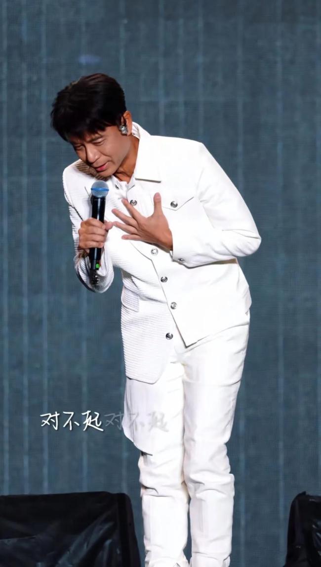 李克勤演唱会因交通迟到2小时,买票观众临时救场连唱20首,网友:双向奔赴