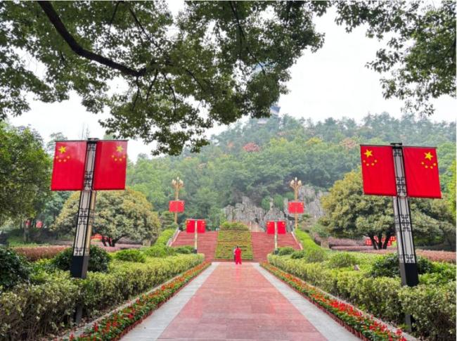 旧国旗重复使用 厉行节约成风尚
