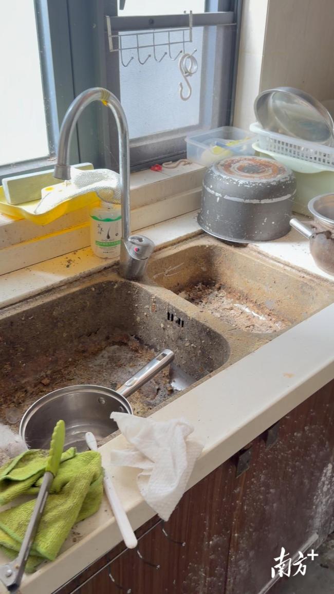 前租客搬走后孩子独居房东陷收房难 租户母亲留下儿子独自居住引发关注
