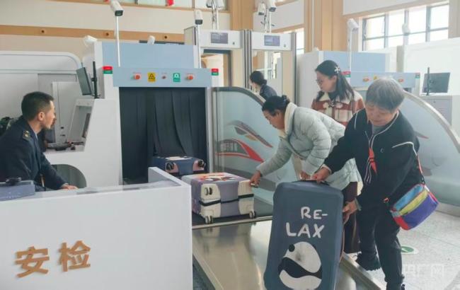 乘坐首发哈伊高铁,他们这样说 见证历史性时刻