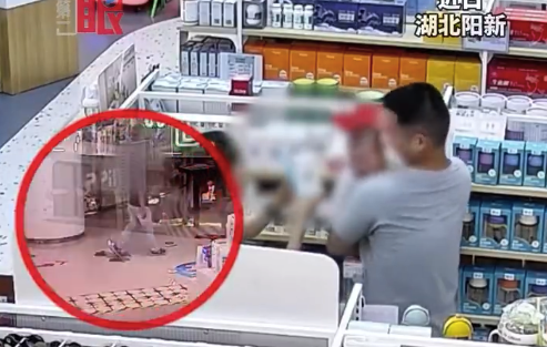 奶爸和警察身份丝滑切换!民警在商场买奶粉时偶遇嫌疑人,把宝宝递给妻子就跟上他,叫来支援将他抓捕归案