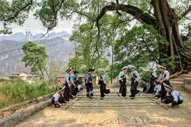 世界第一高桥通车一周年 峡谷两岸迎来巨变