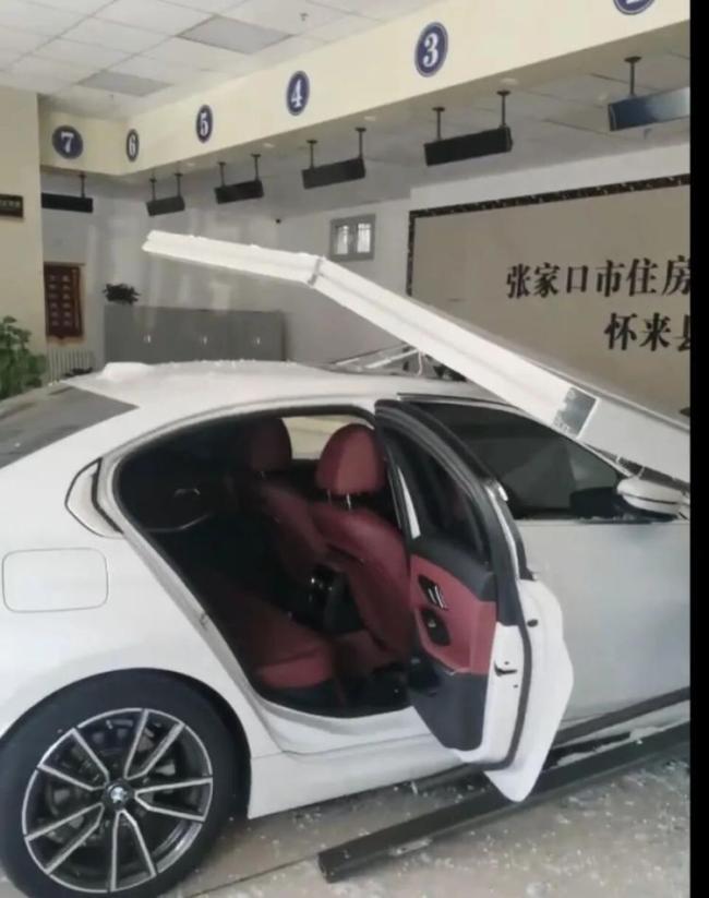 宝马车撞进公积金中心 官方回应