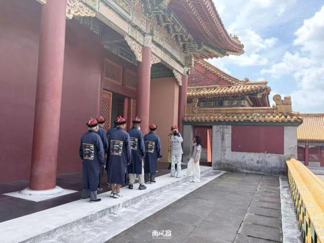 花钱当太后 横店被挤爆 中老年女性圆梦热潮