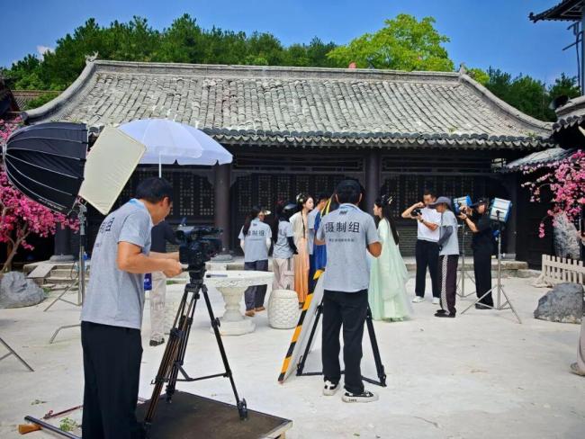 花钱当太后 横店被挤爆 中老年女性圆梦热潮