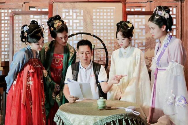 花钱当太后 横店被挤爆 中老年女性圆梦热潮