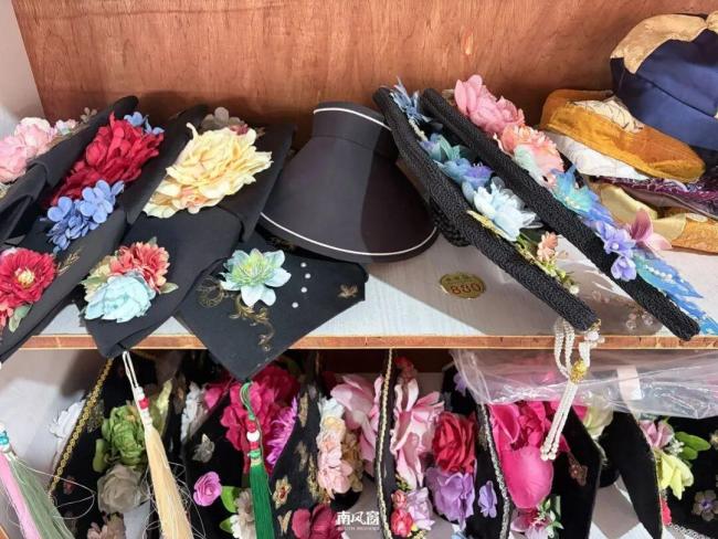 花钱当太后 横店被挤爆 中老年女性圆梦热潮