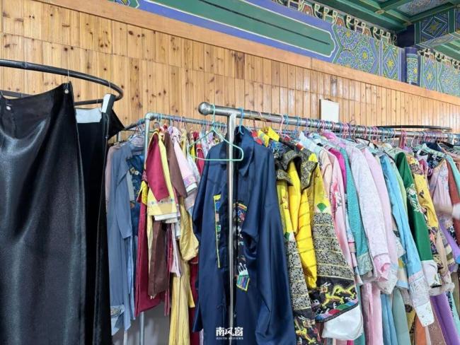 花钱当太后 横店被挤爆 中老年女性圆梦热潮