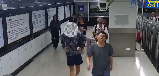 男子鼻尖沾K粉鞋内藏毒入境被查:该男子穿着防晒衣和短裤,步态不稳,边走边偷瞄关员