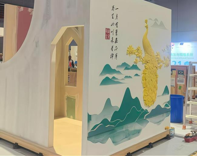 00后小伙刮大白刮出世界冠军 一面墙惊艳世界